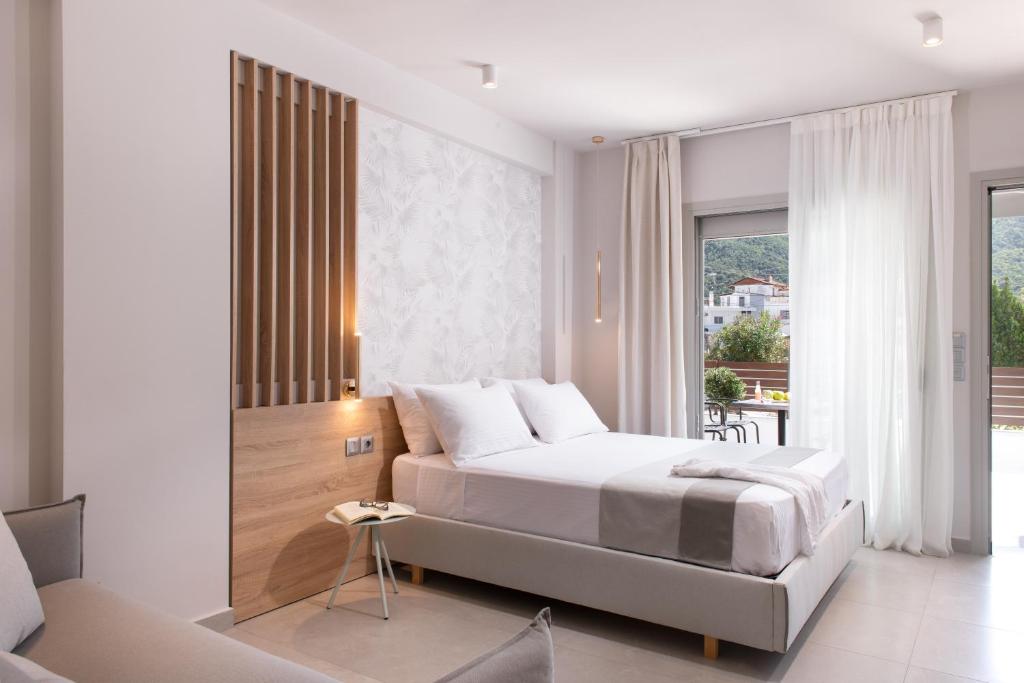 奧林匹亞達的住宿－Afros Suites，一间卧室设有一张床和一个大窗户
