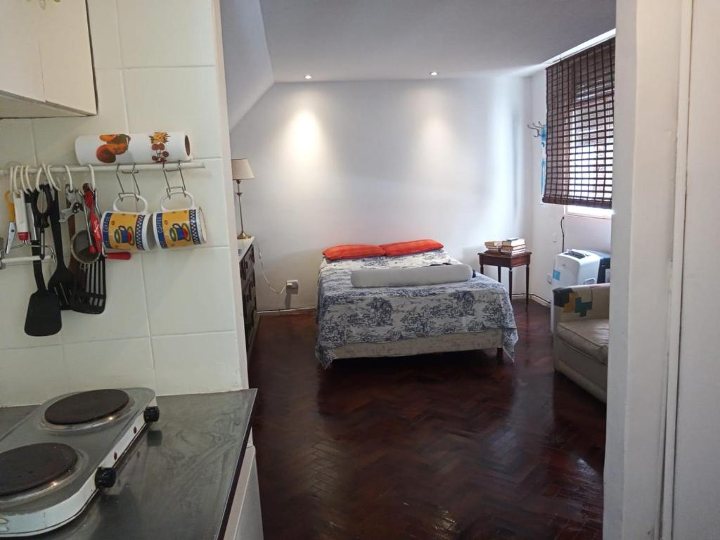 Habitación pequeña con cama y cocina en Cozy studio in Palermo, Las Cañitas 300MB en Buenos Aires