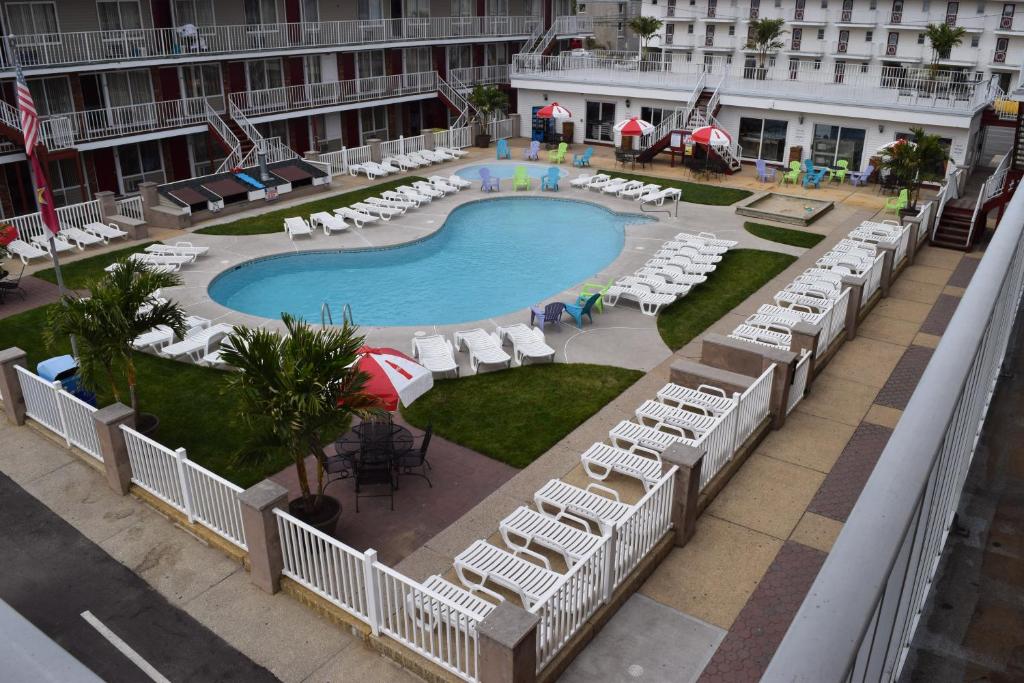 una vista aérea de una piscina en un hotel en Hershey Motel en Seaside Heights