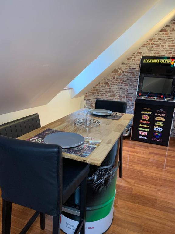 - une table avec des verres à vin au-dessus d'un tonneau dans l'établissement Gîte Old Car Home hyper centre-ville, à Compiègne