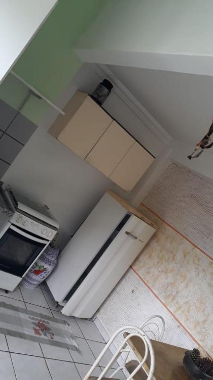 an overhead view of an empty refrigerator in a kitchen at Kitnet Praia Jacaraipe in Serra