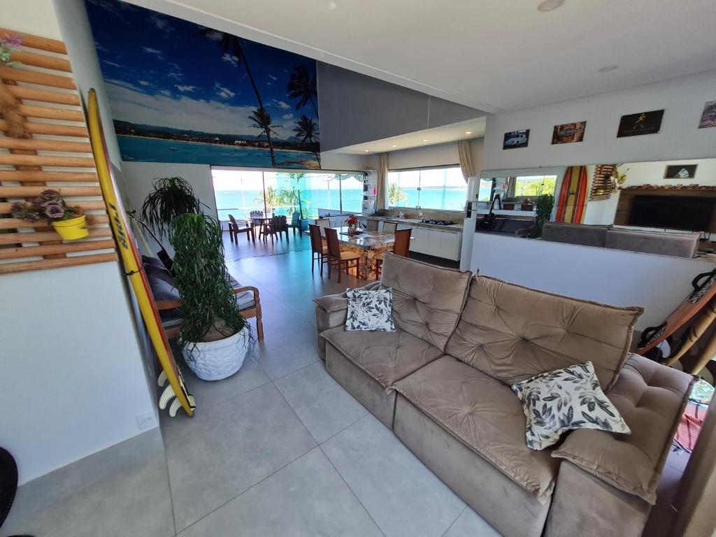 sala de estar con sofá y comedor en Frente para o Mar MEAIPE, en Guarapari