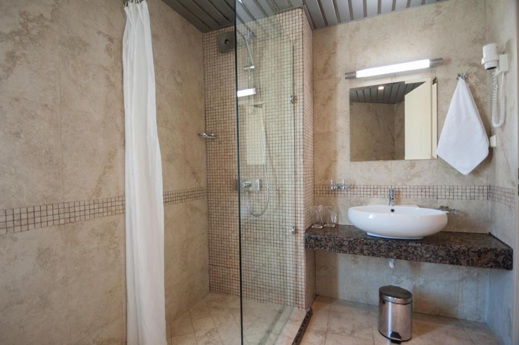 A bathroom at Jeravi Beach Hotel - All Inclusive