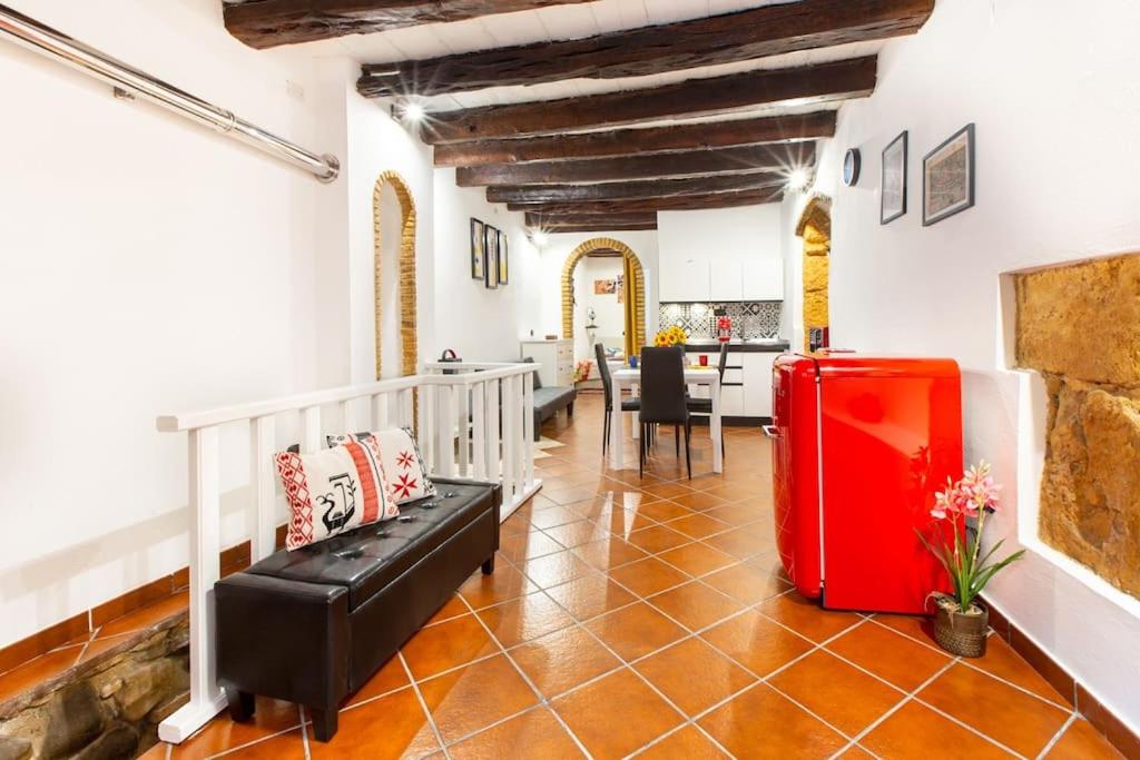 uma sala de estar com um sofá e um frigorífico vermelho em Holiday Home Il Portagioie em Cagliari