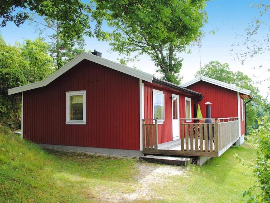 Casa roja con porche y terraza en 4 person holiday home in HEN N, en Henån