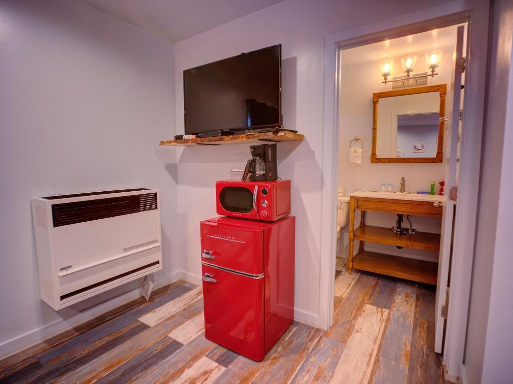 TV a/nebo společenská místnost v ubytování Tao Cabins