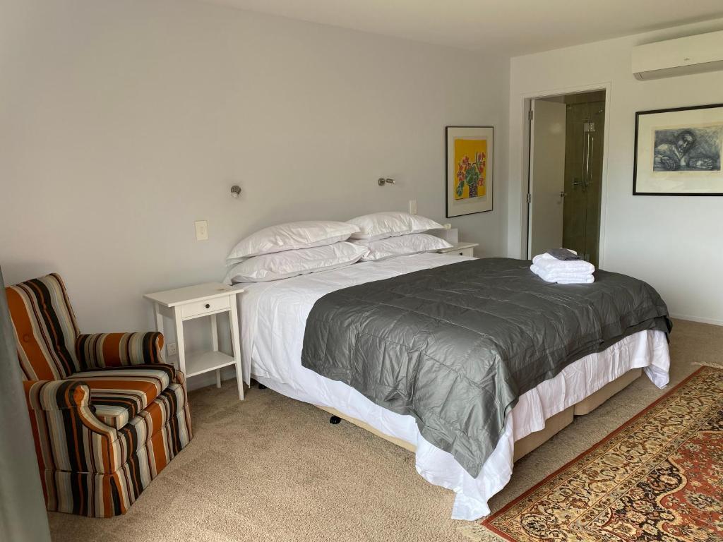 Postel nebo postele na pokoji v ubytování Fitzroy BnB 39b Whangapoua Road