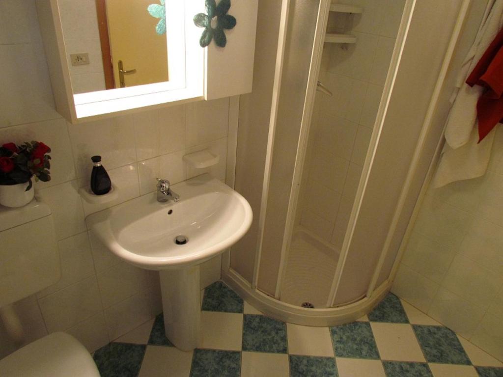 A bathroom at Spacious apartment on 2 floors - Beahost