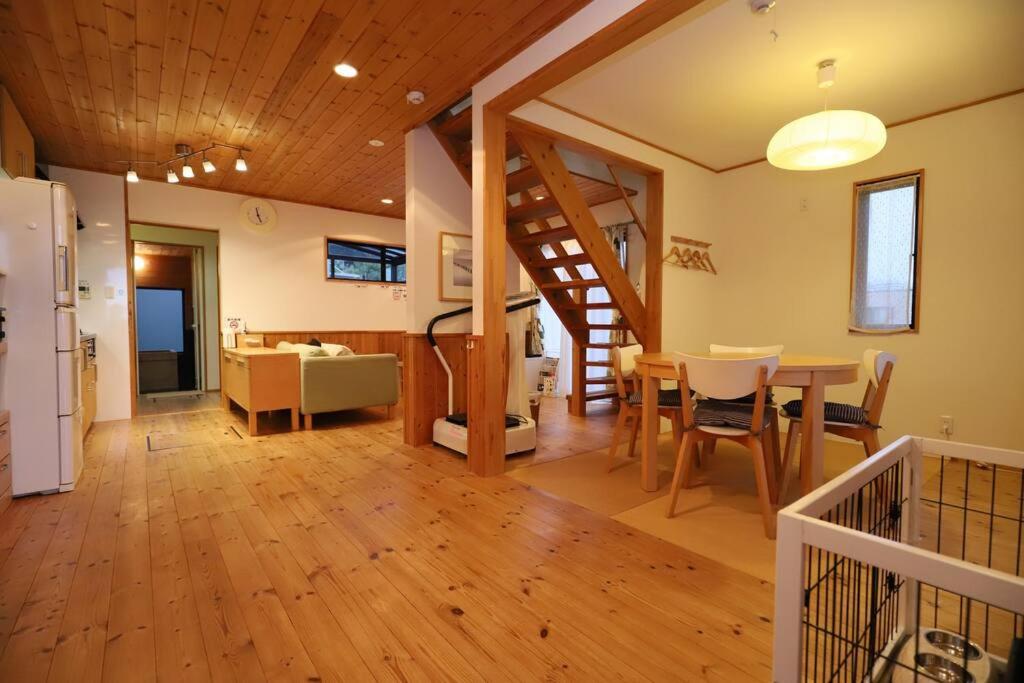 cocina y sala de estar con mesa y comedor en 白浜ホープヒルズ　G-60 en Shirahama