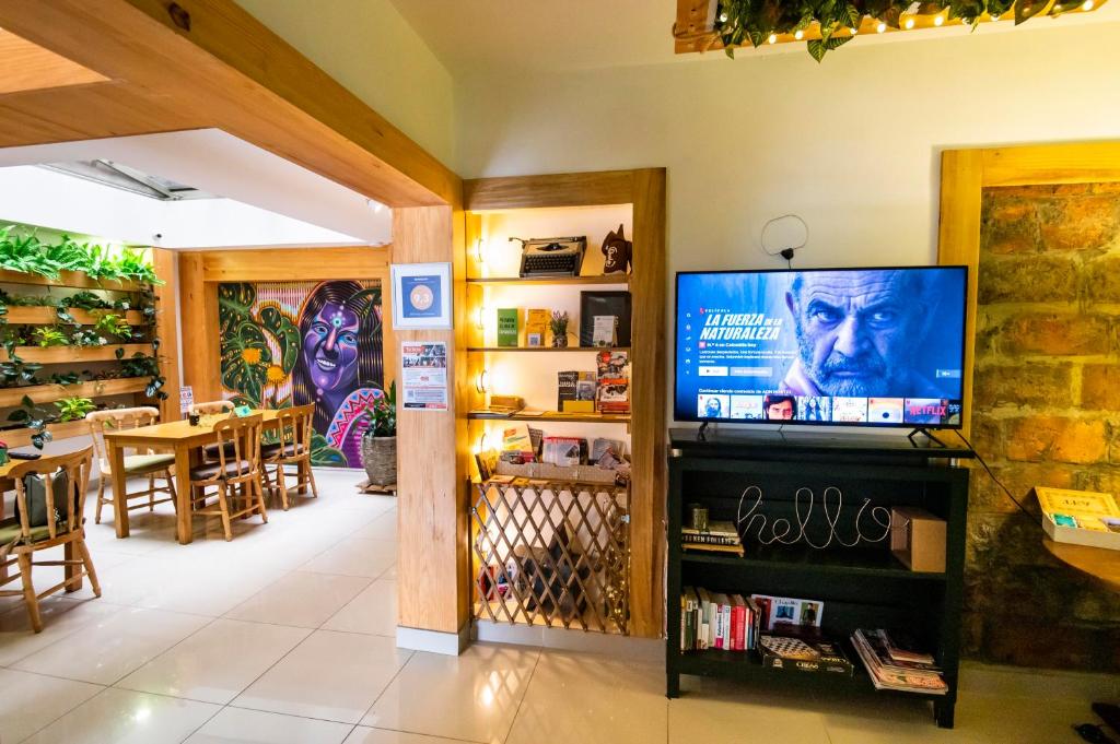 una tienda con TV de pantalla plana en una habitación en ADN Algo de Nosotros - Malaika, en Medellín