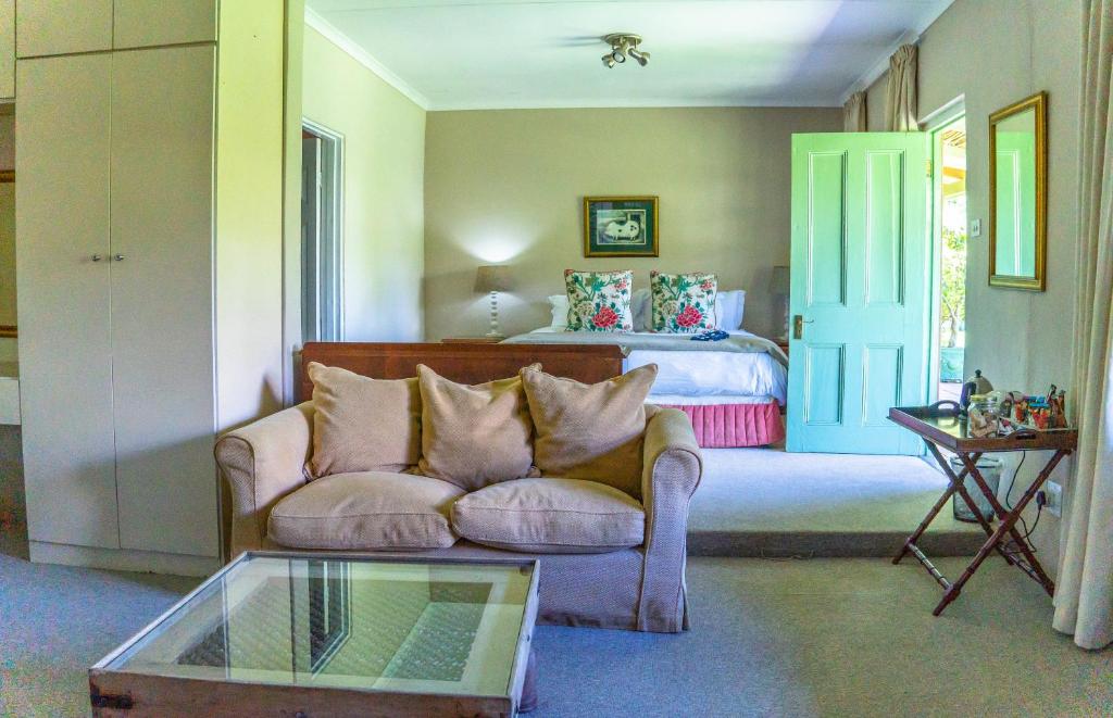Halliwell Country Inn - 