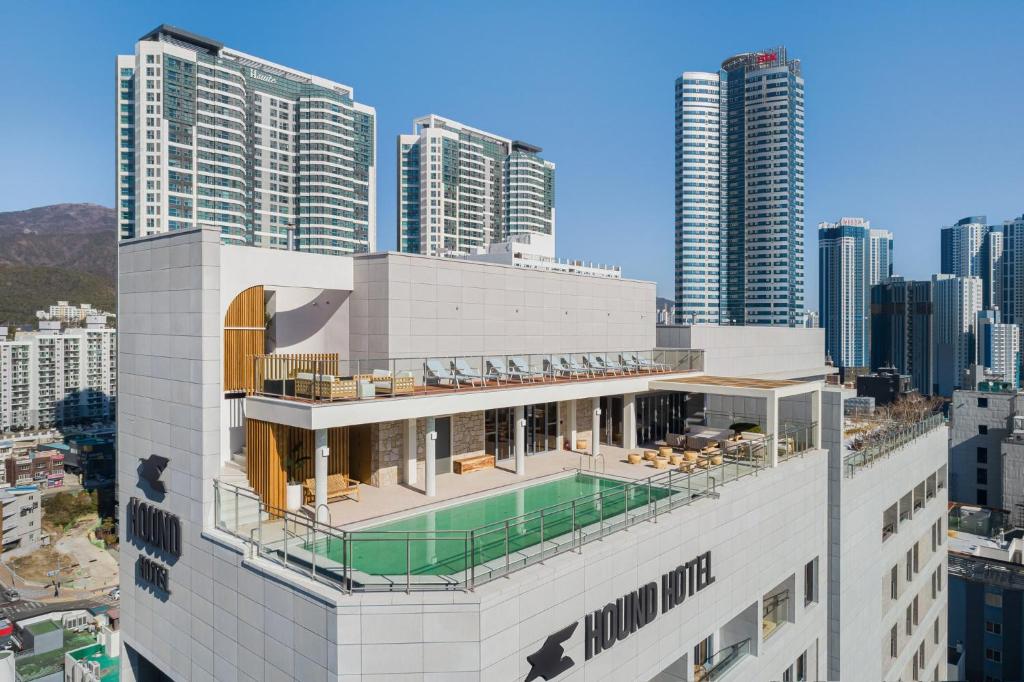 釜山にあるHound Hotel Haeundae Signatureのスイミングプール付きの建物