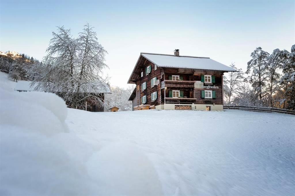 Ferienhaus Bergfrieden v zime