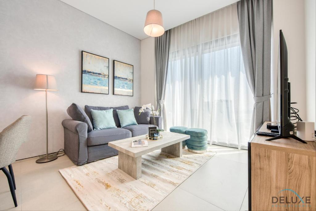 uma sala de estar com um sofá e uma mesa em Sublime 1BR at The Address Residences in JBR by Deluxe Holiday Homes em Dubai