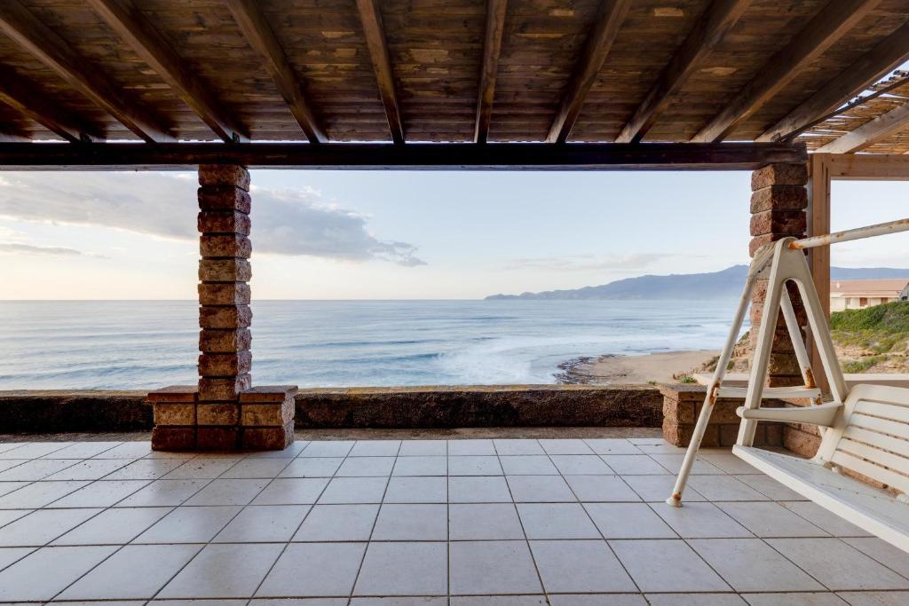 a room with a ladder and a view of the ocean at Casa Elena in Tresnuraghes