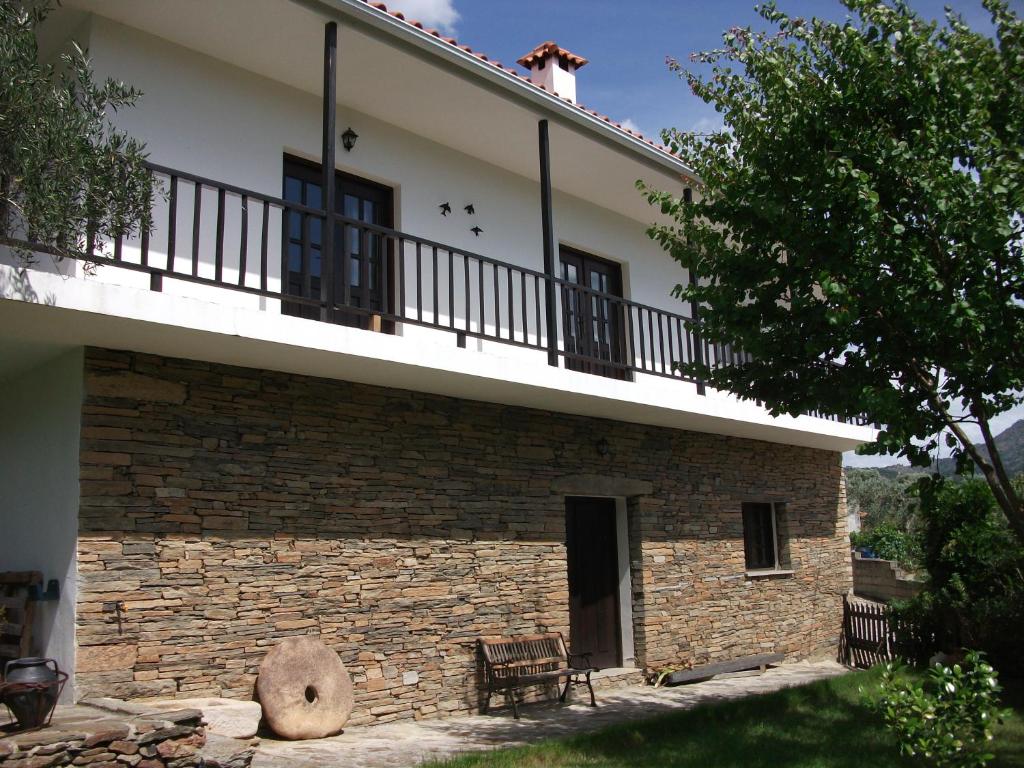 un bâtiment avec un balcon au-dessus dans l'établissement Casa Oliveiras do Douro, à Sobreira