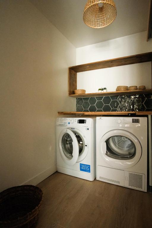 a laundry room with a washer and dryer at Le Domaine de l&#39;Hostellerie in Le Fresne-Camilly
