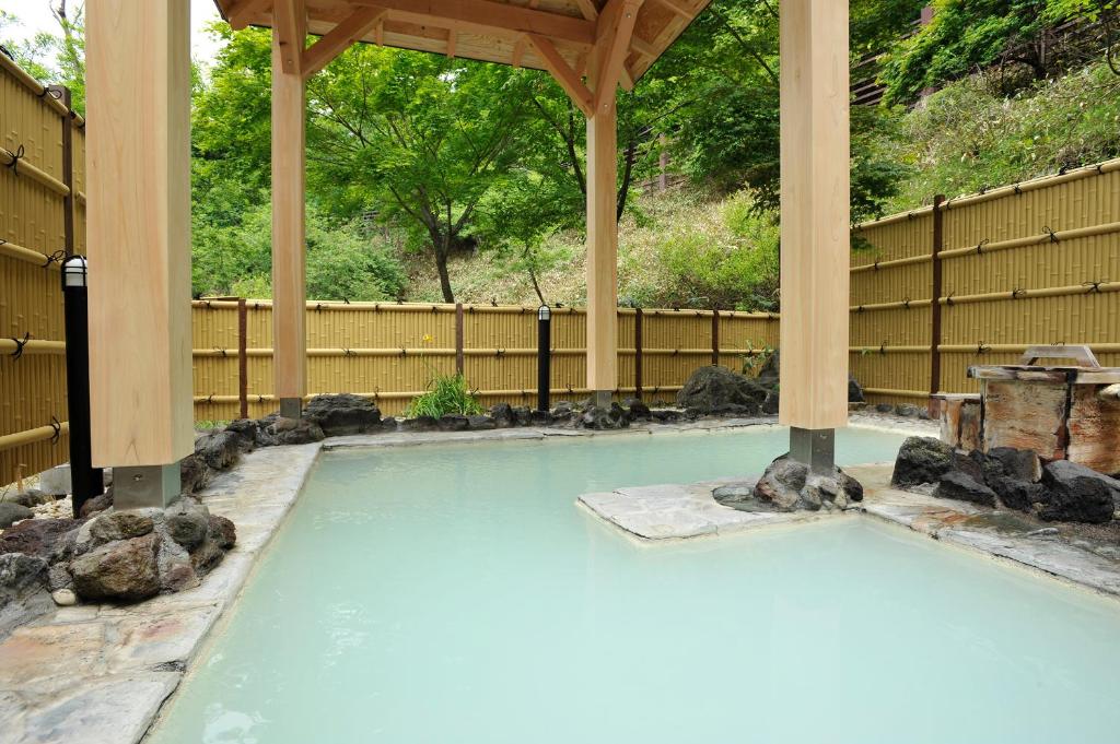 una piscina vacía con cenador de madera en Yumoto Itaya en Nikko