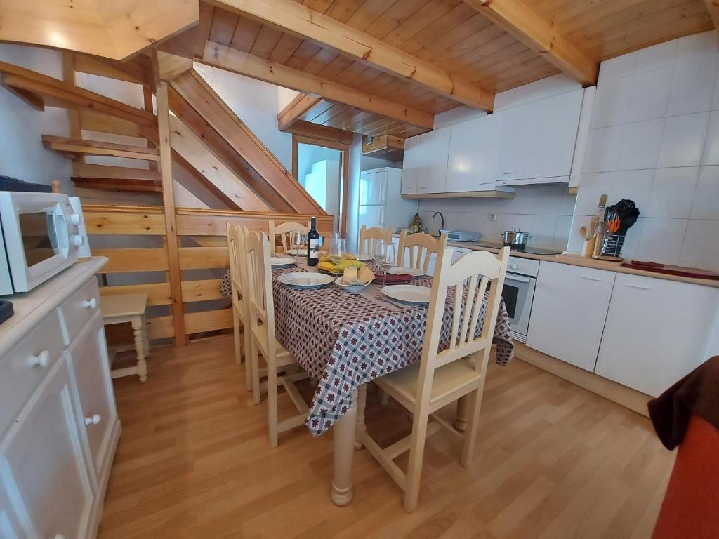 - une cuisine et une salle à manger avec une table et des chaises dans l'établissement Apartamento Monte Goriz, à Candanchú