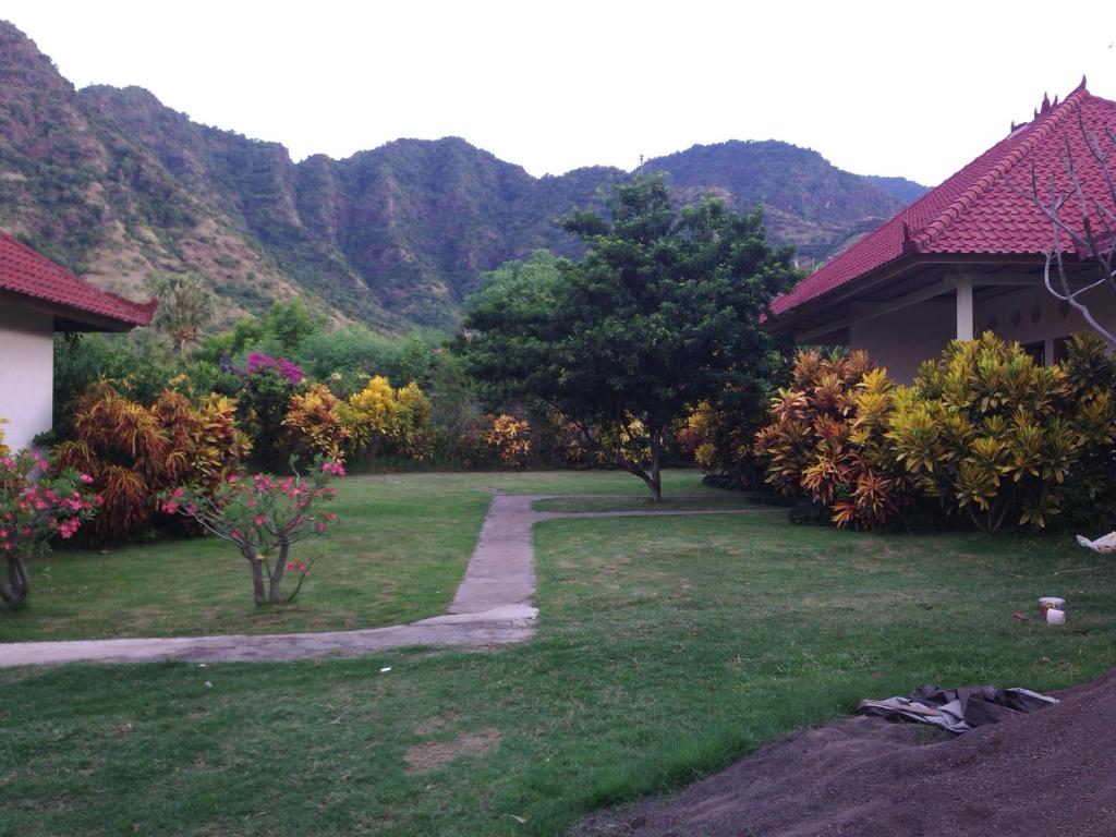 un jardín con un camino que conduce a una casa en Gunung Mas Pemuteran, en Pemuteran
