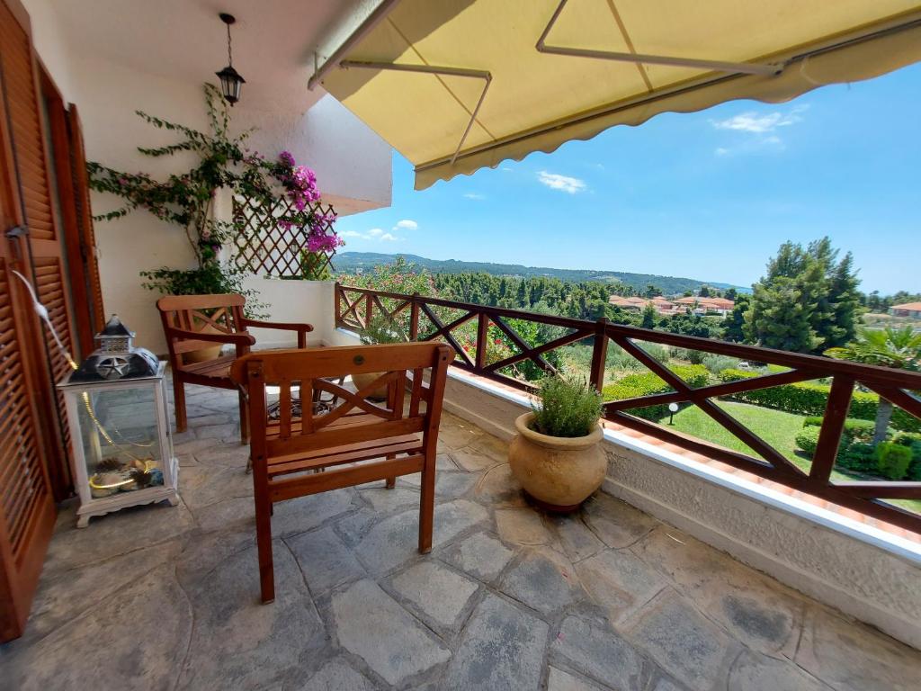 シビリにあるElani Private Retreat - Villa Anna Garden Escapeの景色を望むバルコニー(テーブル、椅子付)