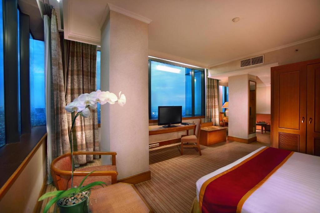 TV a/nebo společenská místnost v ubytování Menara Peninsula Hotel