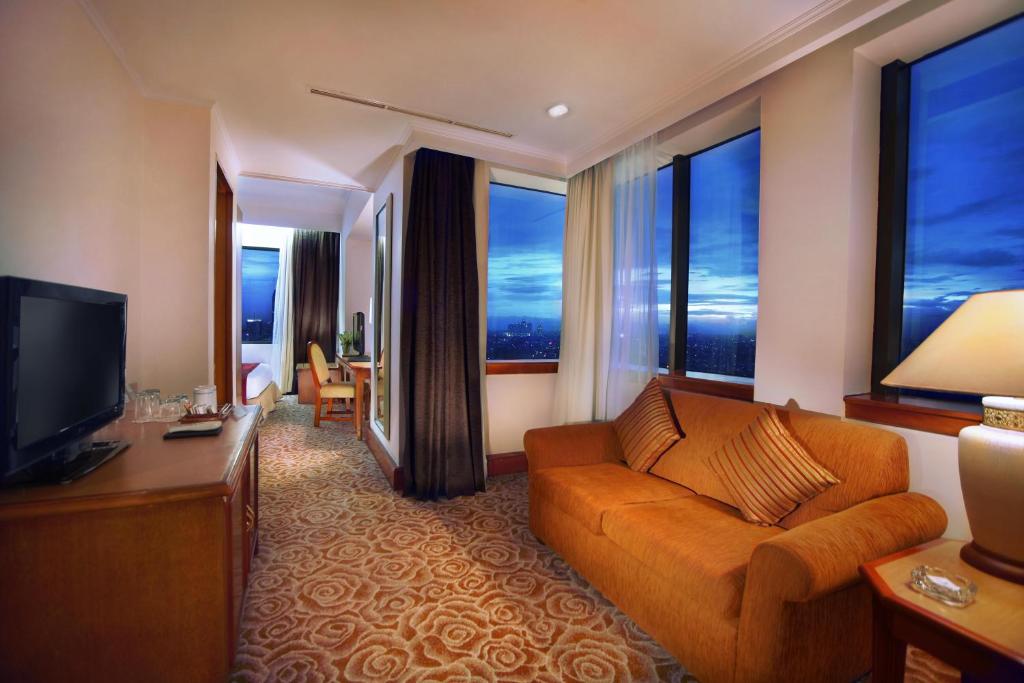 TV a/nebo společenská místnost v ubytování Menara Peninsula Hotel