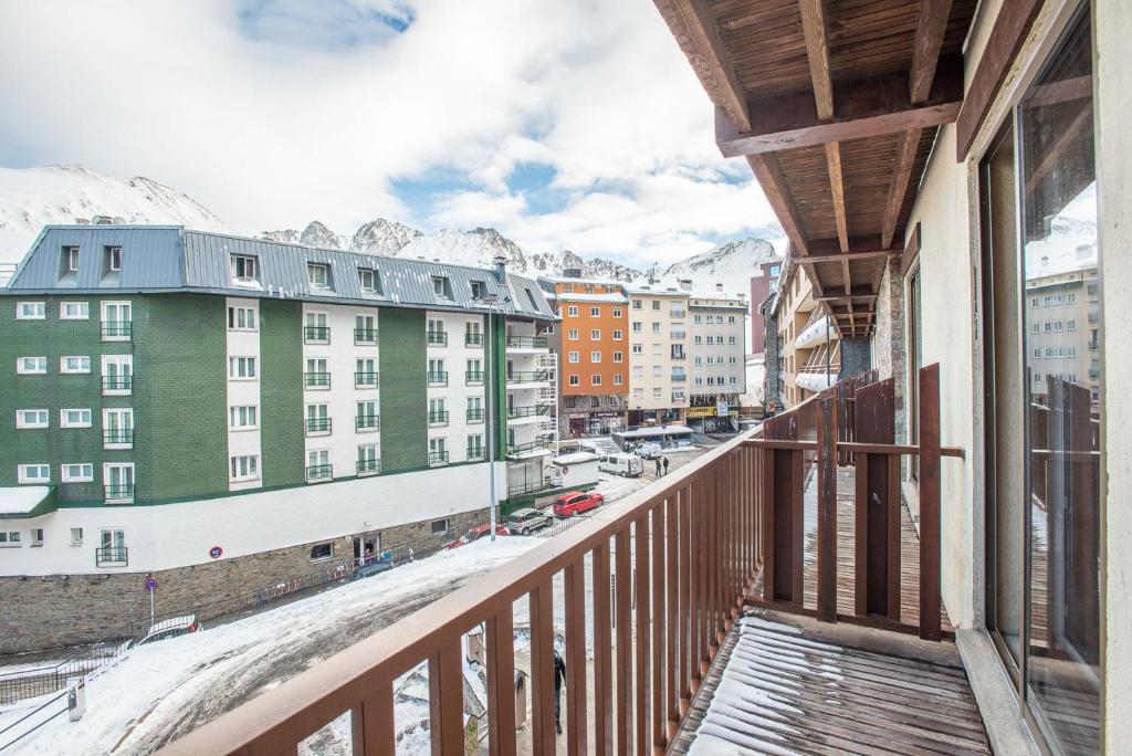 Apartamentos Nevada MIKKA في باس دي لا كاسا: بلكونه مطله على مدينه بها مباني