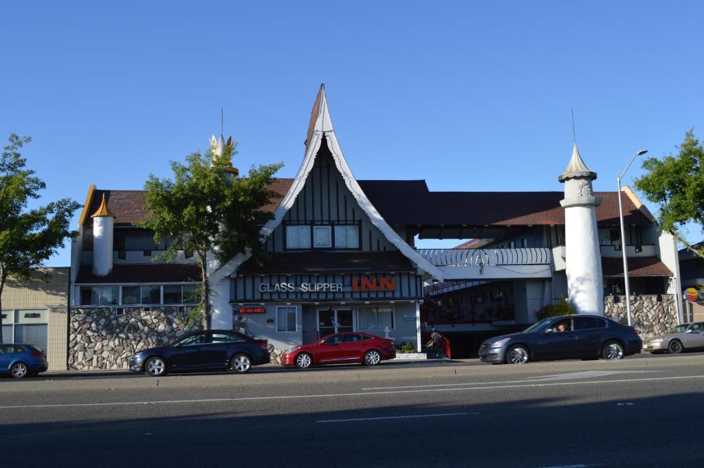 a building with cars parked in front of it at Glass Slipper Inn - Stanford Palo Alto in Palo Alto