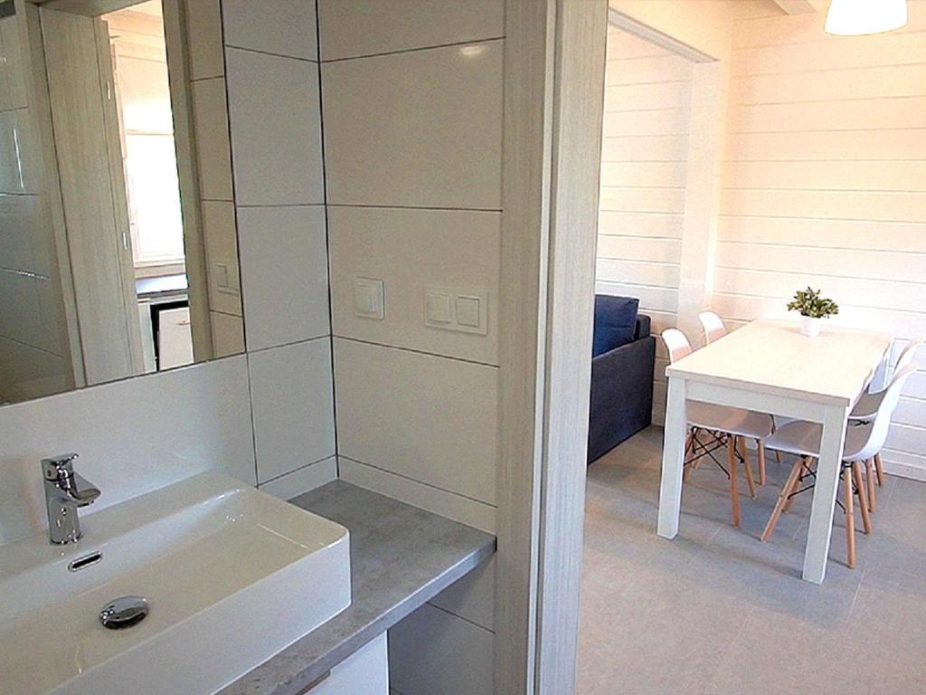 Koupelna v ubytování Biale Domki Paula Rewal - Domki z klimatyzacja, w obiekcie Jacuzzi i darmowe Wifi!
