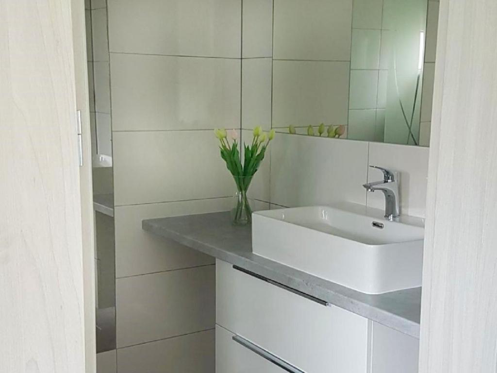 Koupelna v ubytování Biale Domki Paula Rewal - Domki z klimatyzacja, w obiekcie Jacuzzi i darmowe Wifi!