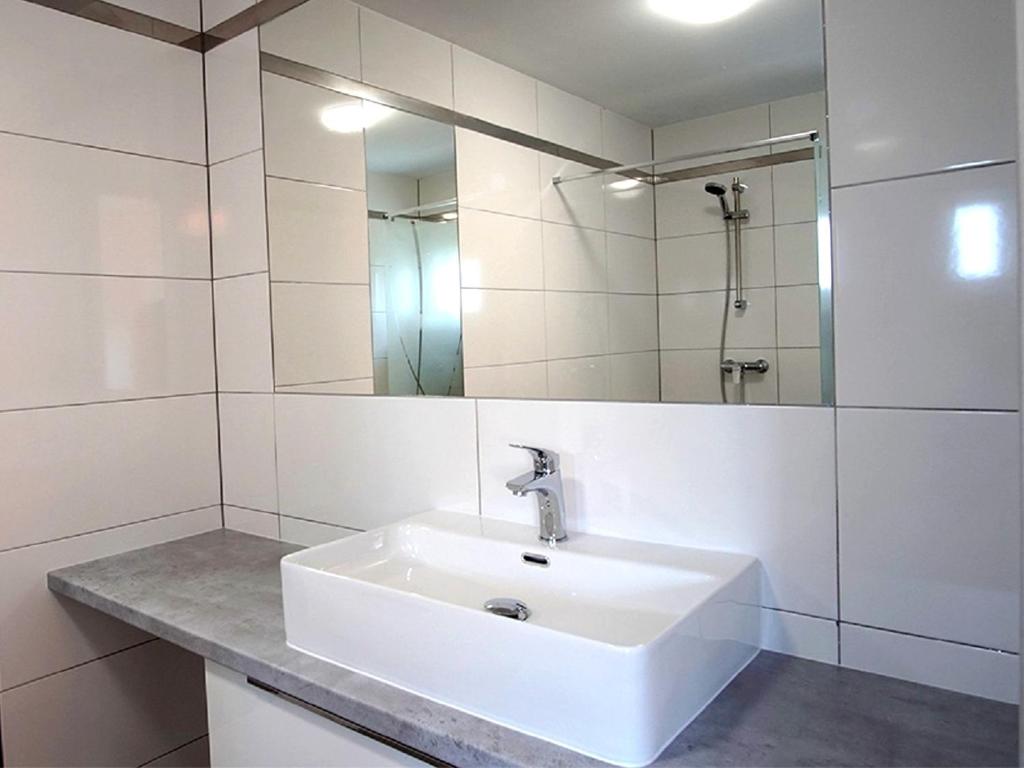 Koupelna v ubytování Biale Domki Paula Rewal - Domki z klimatyzacja, w obiekcie Jacuzzi i darmowe Wifi!