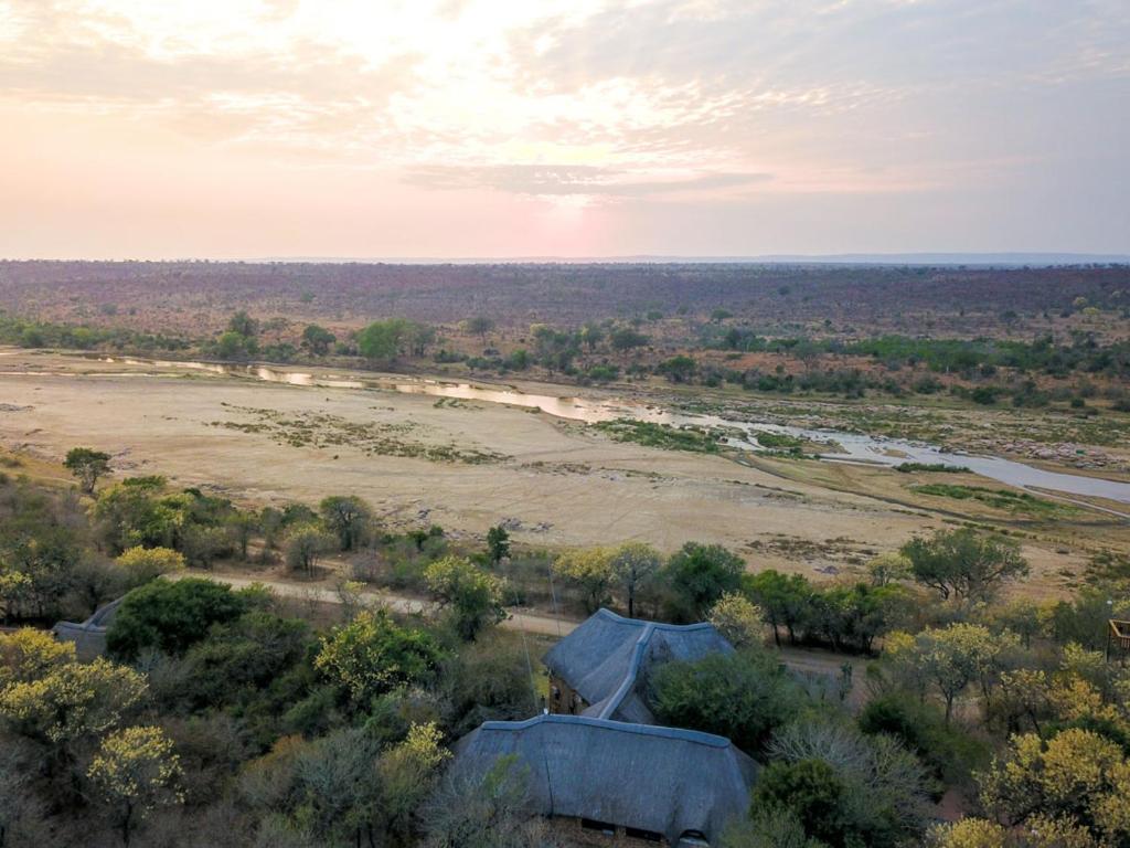 una vista aérea de un campo y un río en Vida Nova Kruger en Marloth Park