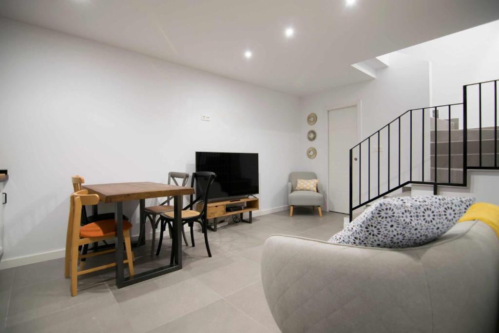 TV a/nebo společenská místnost v ubytování Casa Carmen Terraza y patio privado en Salobreña