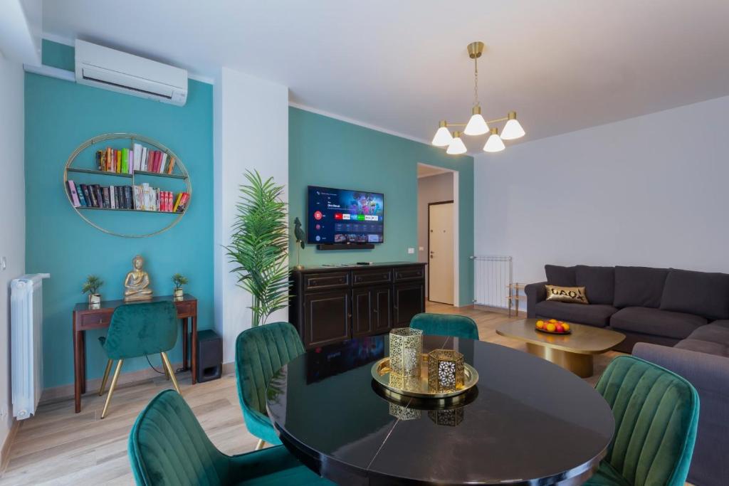 a living room with a table and chairs at Casa Emy in Rapallo