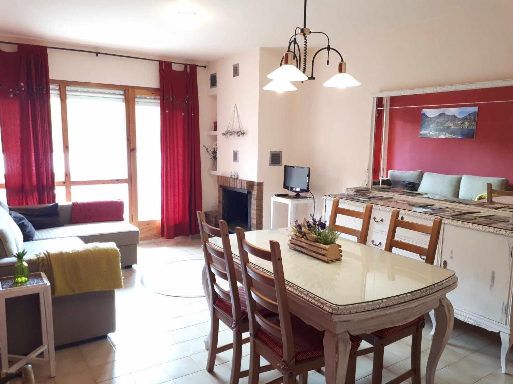 eine Küche und ein Wohnzimmer mit einem Tisch und einem Sofa in der Unterkunft Apartamento Vall Fosca in Senterada