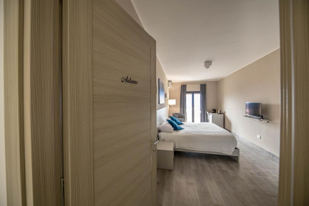 una camera con letto e porta che conduce a una stanza di Il Gelso Guest House a Catanzaro