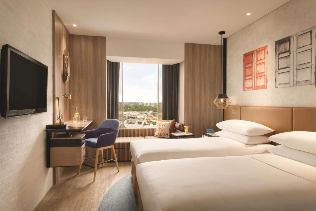 Giường trong phòng chung tại JEN Singapore Tanglin by Shangri-La