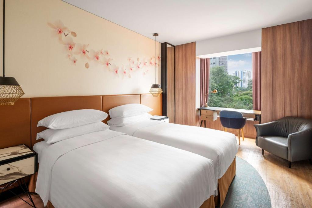 Giường trong phòng chung tại JEN Singapore Tanglin by Shangri-La
