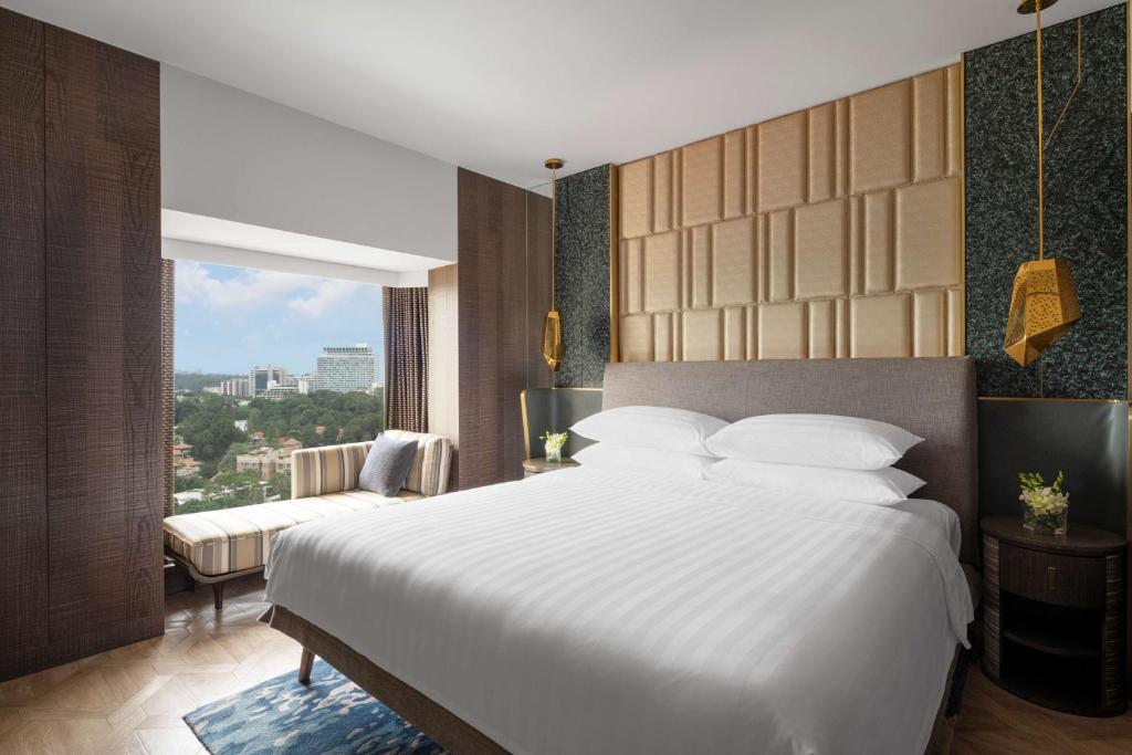 Giường trong phòng chung tại JEN Singapore Tanglin by Shangri-La