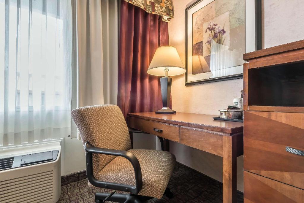 TV a/nebo společenská místnost v ubytování The Hamburg Hotel