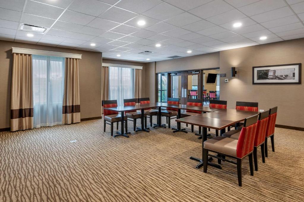 Comfort Suites Columbus Airport photo