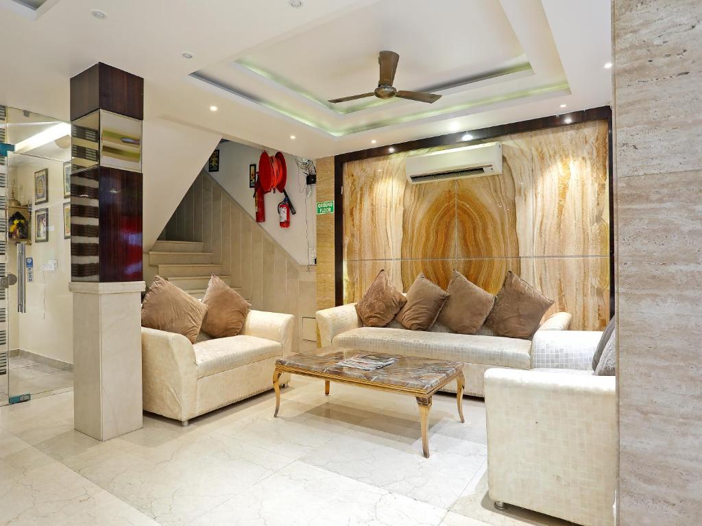 een woonkamer met 2 banken en een salontafel bij Tashkent Palace - Budget Friendly - By La Exito Hotels in New Delhi