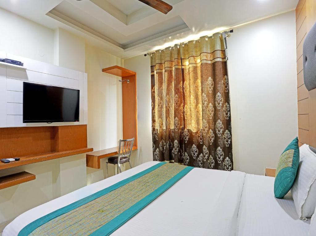 Postel nebo postele na pokoji v ubytování Hotel Tashkent Palace - Near New Delhi Railway Station