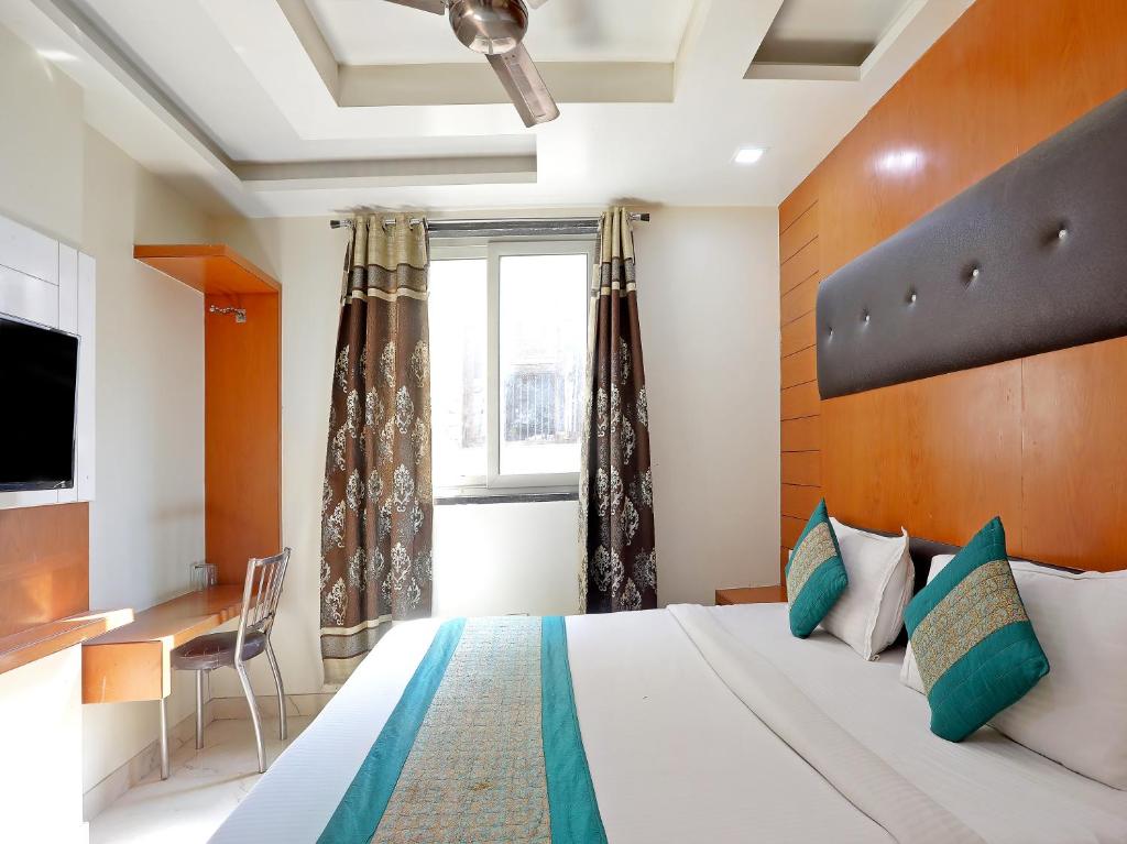 Postel nebo postele na pokoji v ubytování Hotel Tashkent Palace - Near New Delhi Railway Station