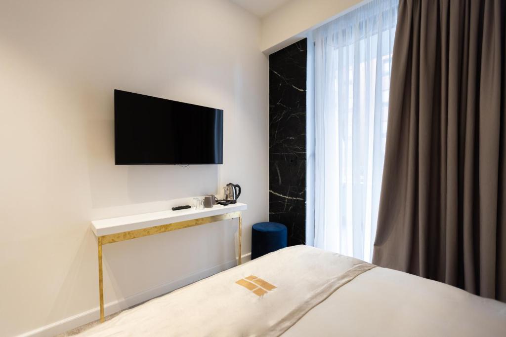 TV a/nebo společenská místnost v ubytování Habitat Hotel Tirana