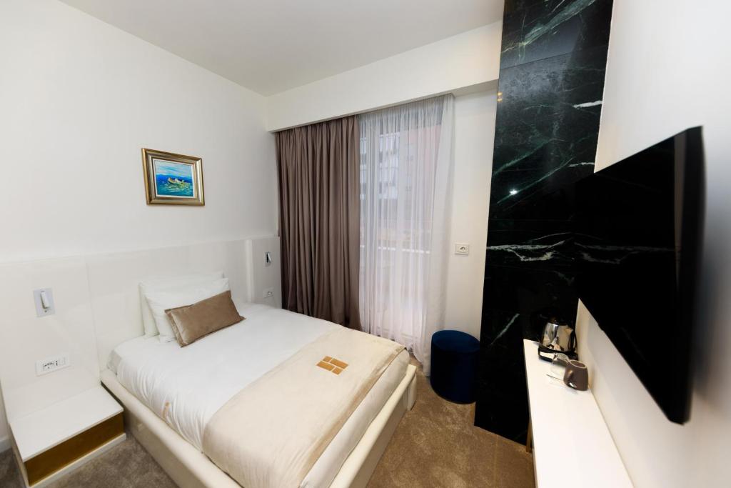 TV a/nebo společenská místnost v ubytování Habitat Hotel Tirana
