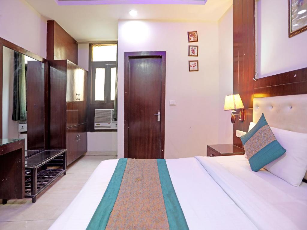 Postel nebo postele na pokoji v ubytování Hotel Tashkent Palace - Near New Delhi Railway Station