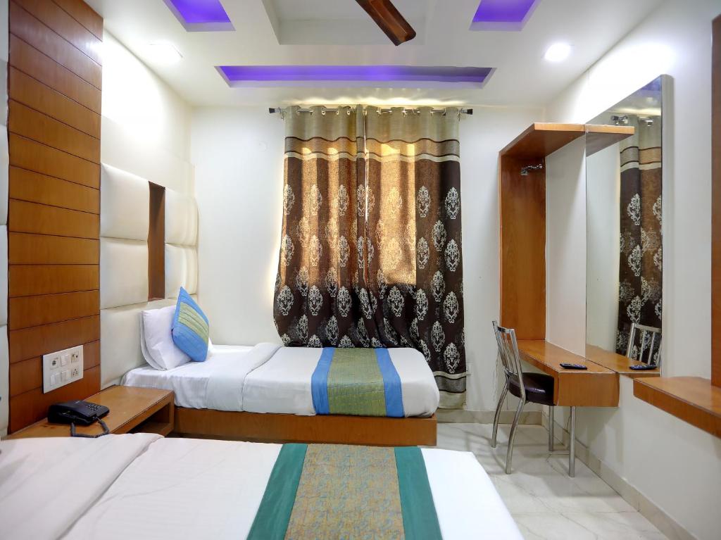 Postel nebo postele na pokoji v ubytování Hotel Tashkent Palace - Near New Delhi Railway Station