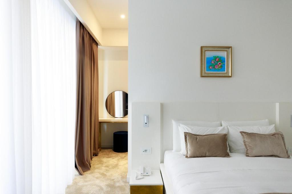 Postel nebo postele na pokoji v ubytování Habitat Hotel Tirana